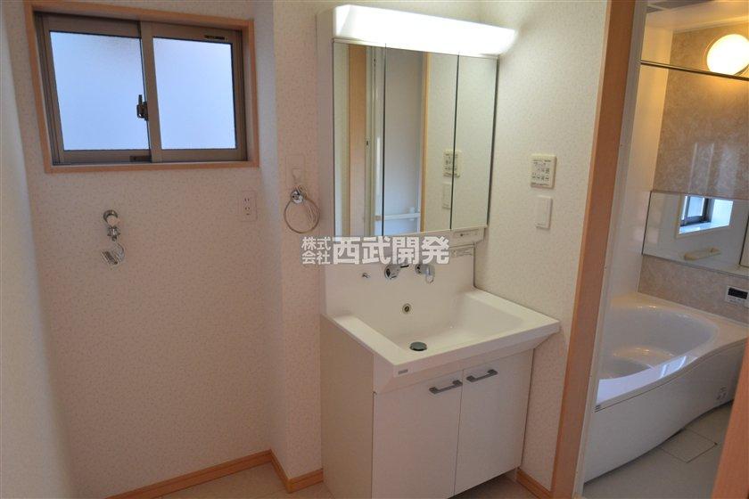 Wash basin, toilet. Indoor (11 May 2013) Shooting