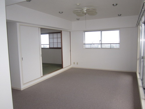 Living and room. Living-dining (about 19.0 tatami mats)