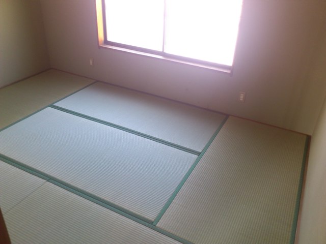 Living and room. Click here for storage is also large. 