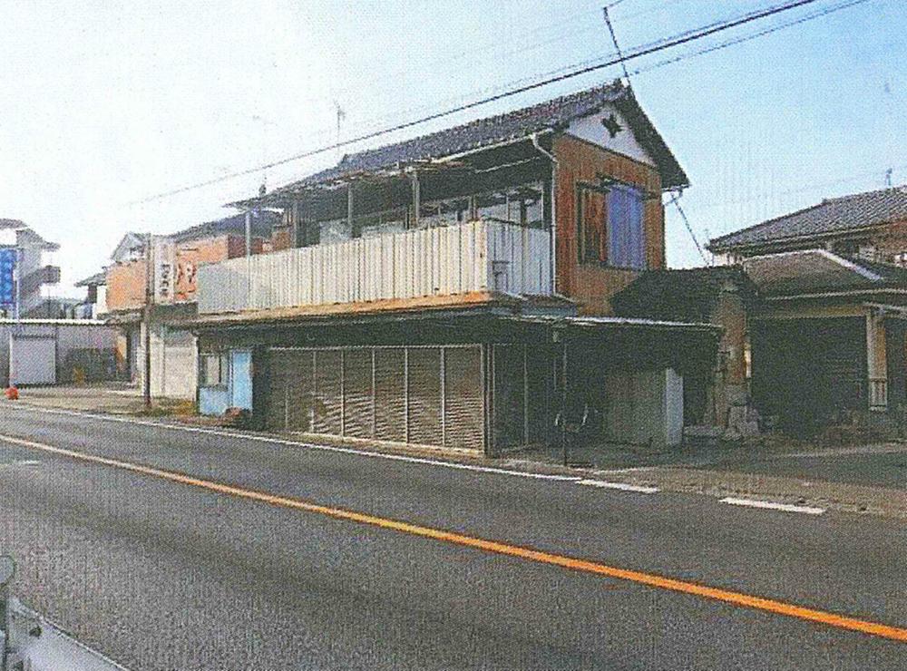 Local photos, including front road. (1) Local Photos