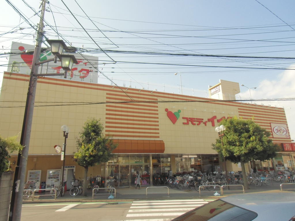 Supermarket. Commodities Iida Shingashi store up to (super) 1038m