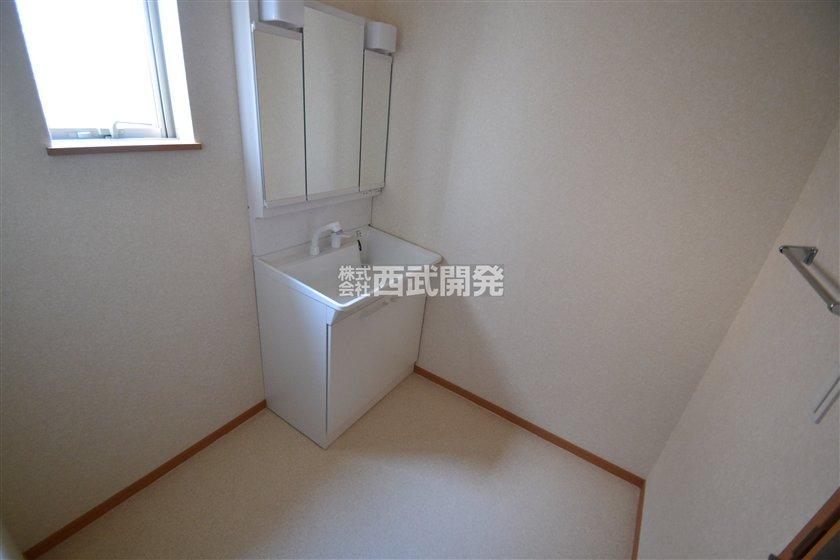 Wash basin, toilet. Indoor (12 May 2013) Shooting