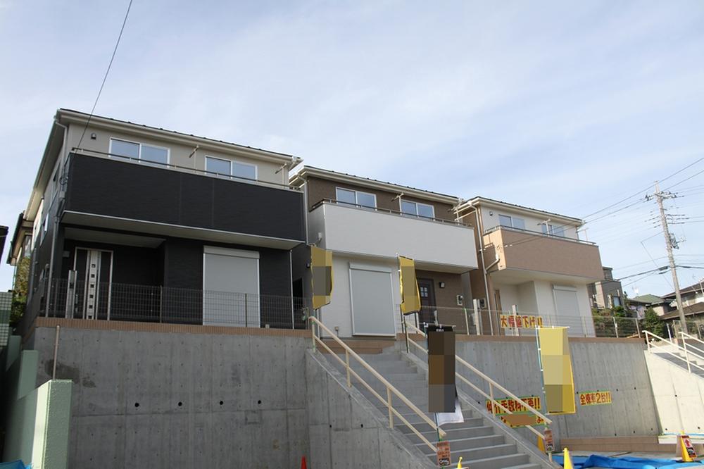 Local photos, including front road. Local appearance photo