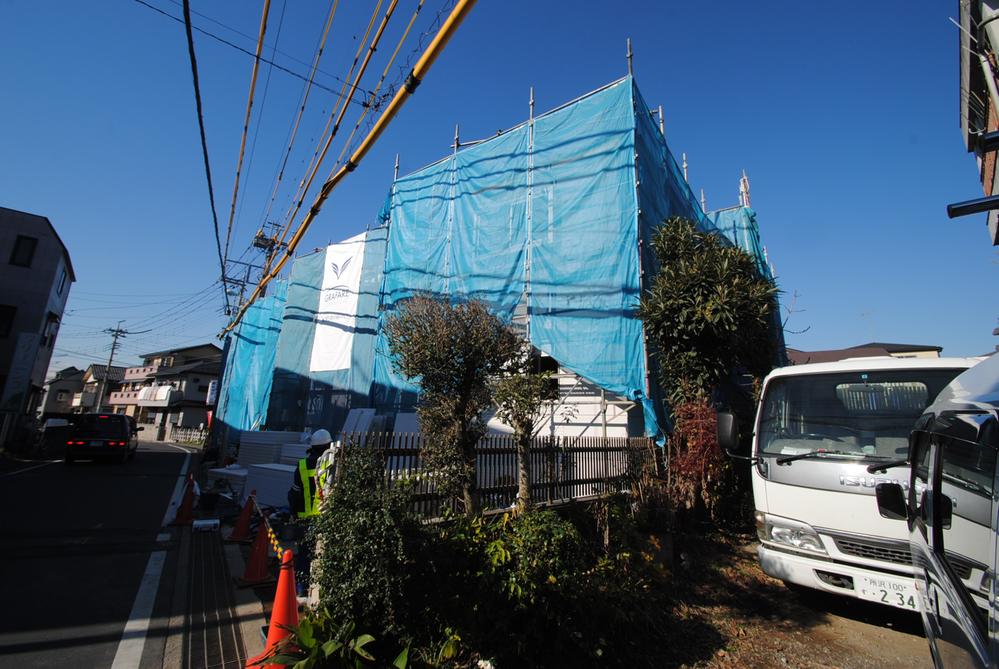 Local photos, including front road. Local (10 May 2013) Shooting Building 3