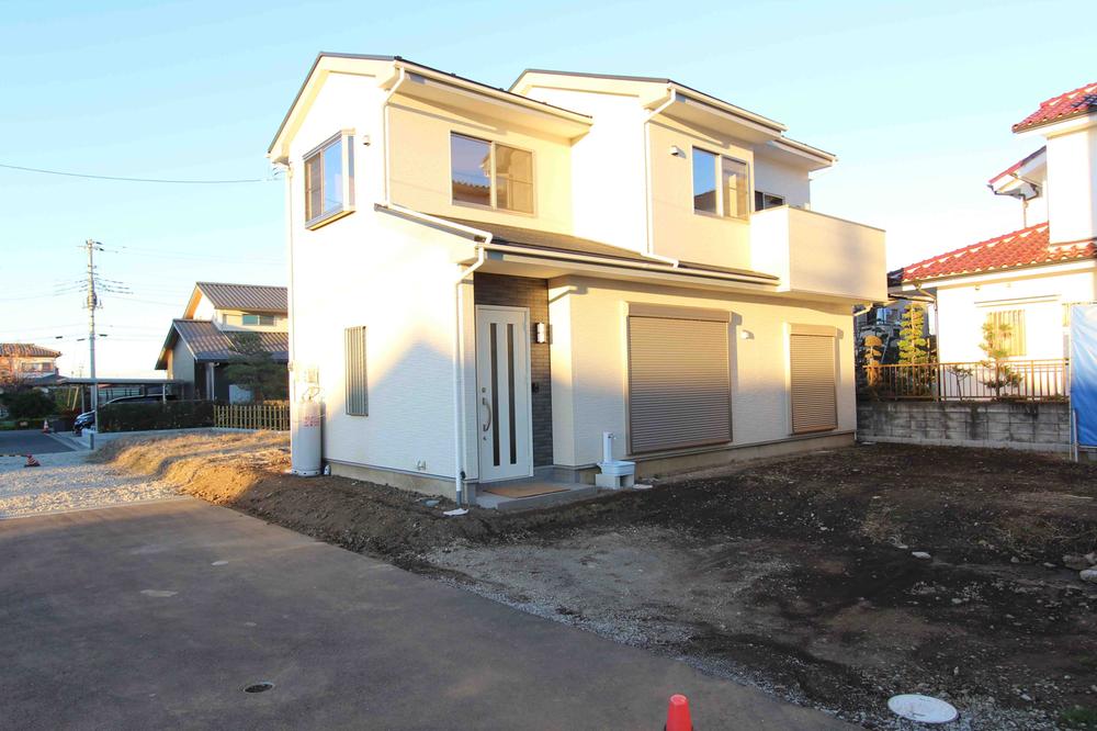 Local photos, including front road. Local appearance photo