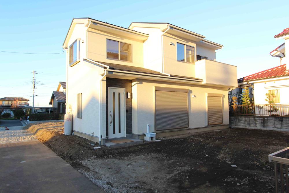 Local photos, including front road. Local appearance photo