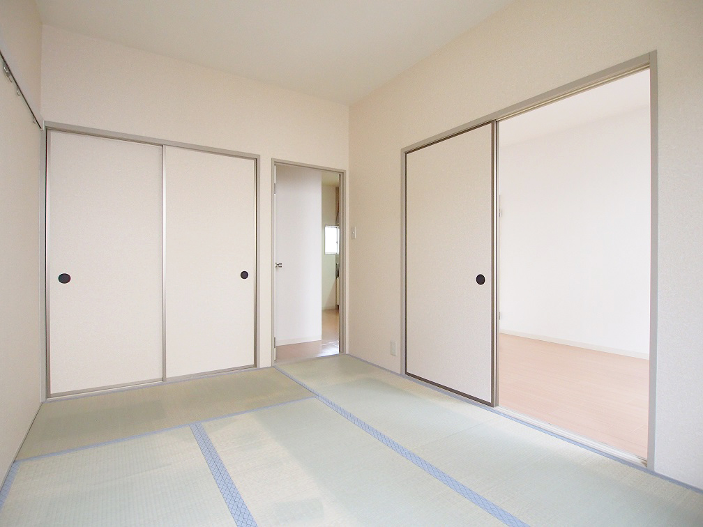Other room space. Japanese-style room is a 6-tatami. After your contract, Do the tatami mat replacement. 