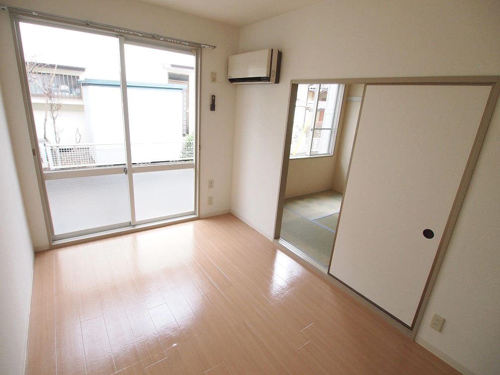 Living and room. Day is good for the living room