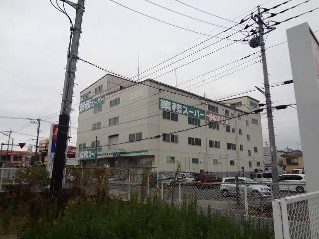 Shopping centre. 1200m to business super (shopping center)