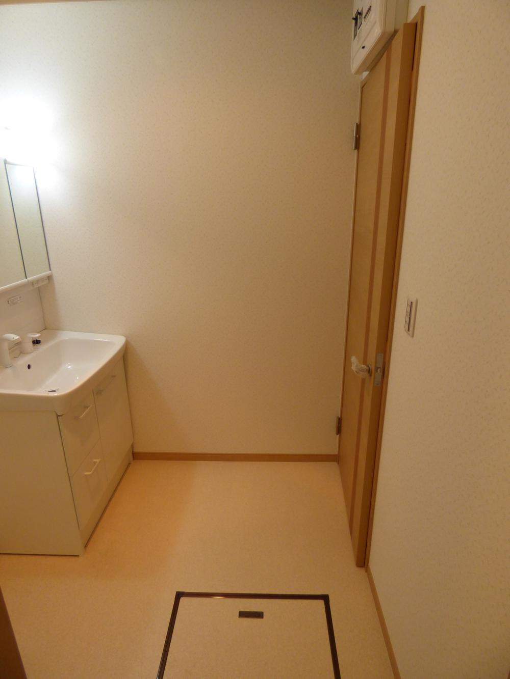 Wash basin, toilet.  [Washroom] (September 2013) Shooting