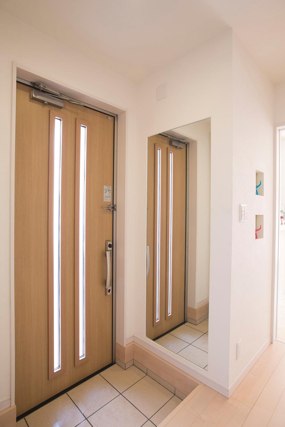 Same specifications photos (Other introspection).  ■ It installed a large mirror that grooming can check the entrance mirror entrance. 