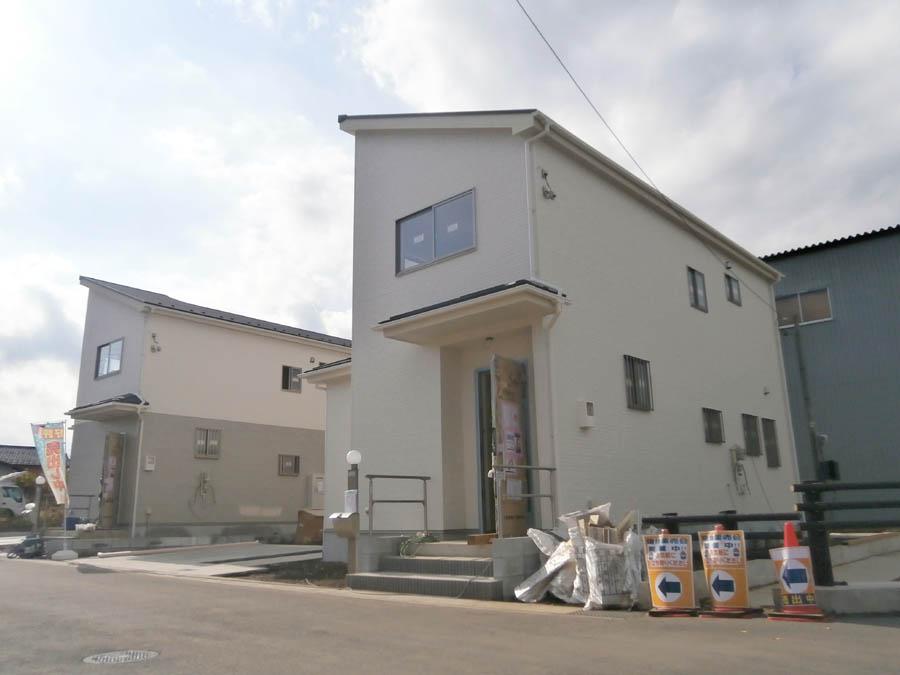 Local photos, including front road. We offer the same use the finished model house of this property. Please feel free to contact us.