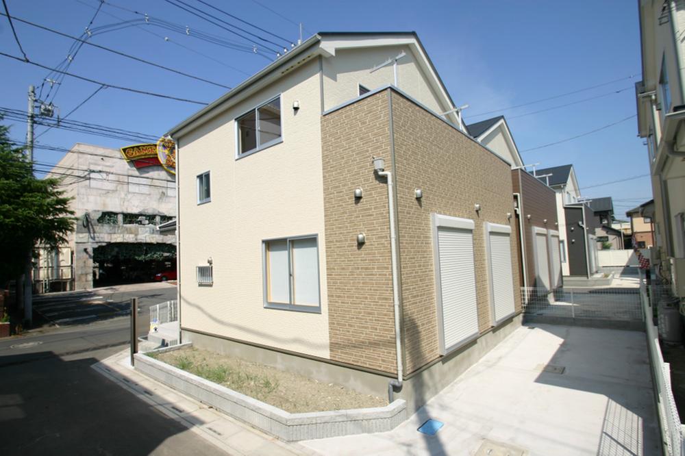 Local photos, including front road. Reference construction cases: Appearance