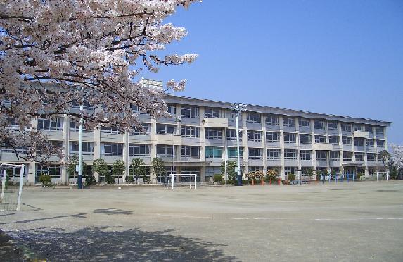 Primary school. Kawagoe Municipal Hirotani 350m up to elementary school