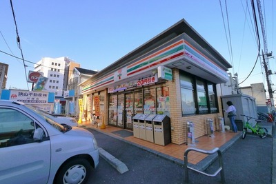 Convenience store. 698m to Seven-Eleven (convenience store)