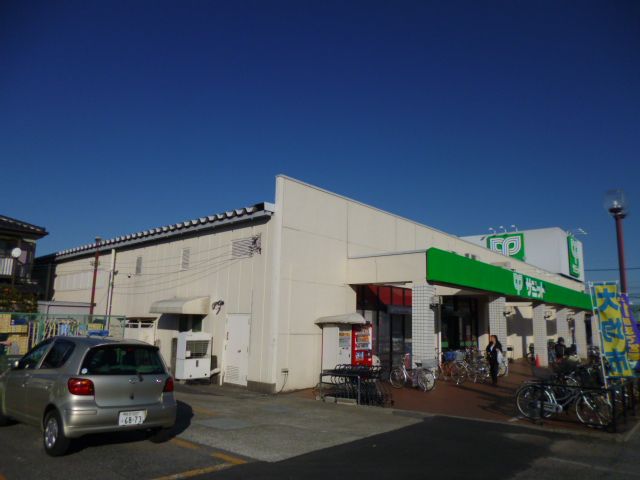 Shopping centre. 600m to Summit (shopping center)