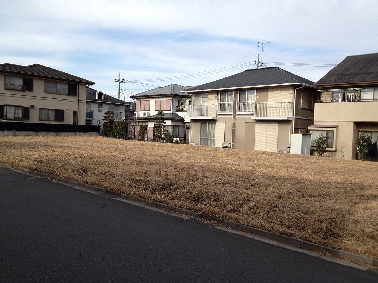 Local photos, including front road. Selling local December 23 ・ ・ ・ Facing the 6M south road
