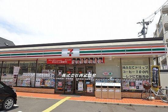 Convenience store. 886m to Seven-Eleven