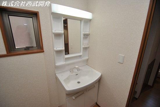 Wash basin, toilet. Indoor (12 May 2013) Shooting