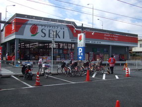 Dorakkusutoa. Drugstore cough Shinjuku Machiten 678m to (drugstore)