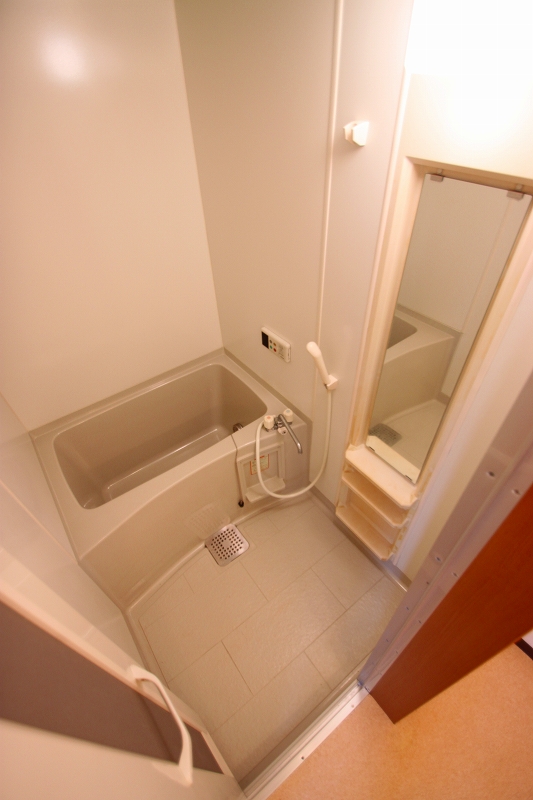 Bath. ■ Same apartment It is similar to photo