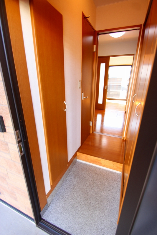 Entrance. ■ Same apartment It is similar to photo