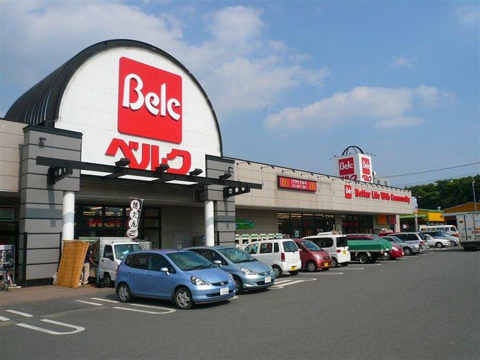 Supermarket. 690m to Berg