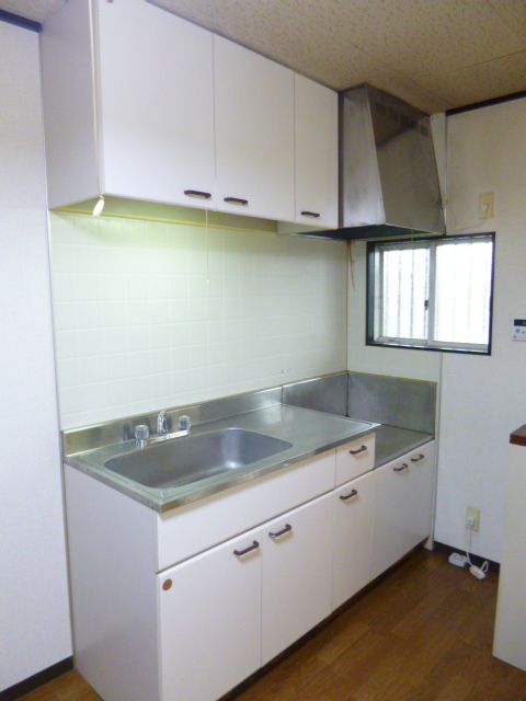 Kitchen. Plenty with storage shelves up and down ☆