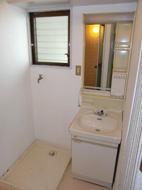 Washroom. Wash basin ・ Laundry Area