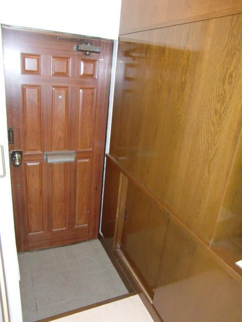 Entrance. Entrance ・ Shoebox