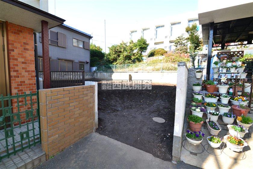 Local photos, including front road. Local (11 May 2013) Shooting