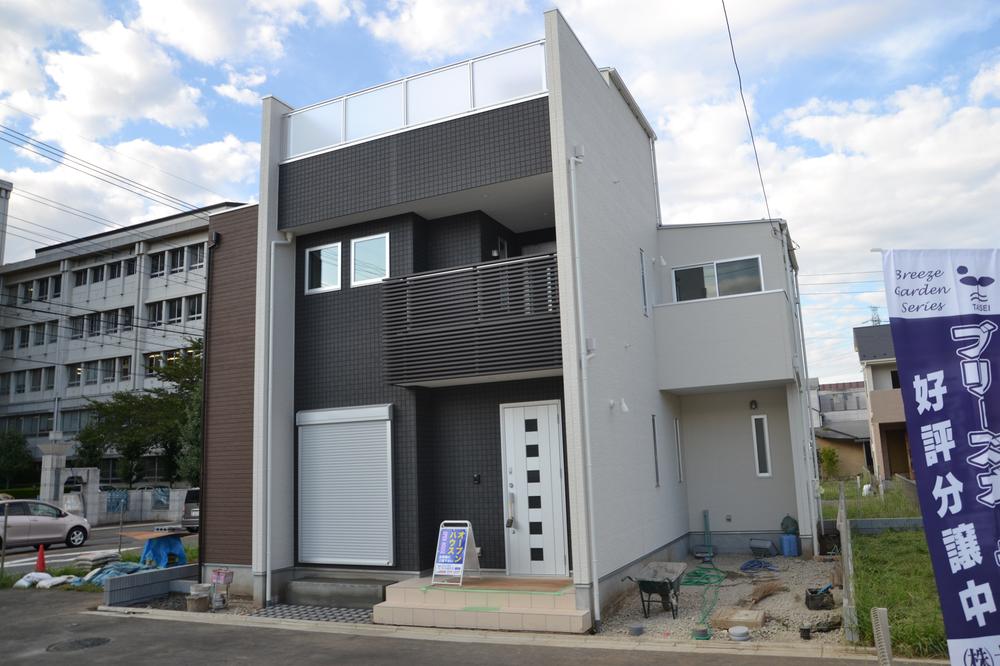 Local land photo. Rooftop with open house. 