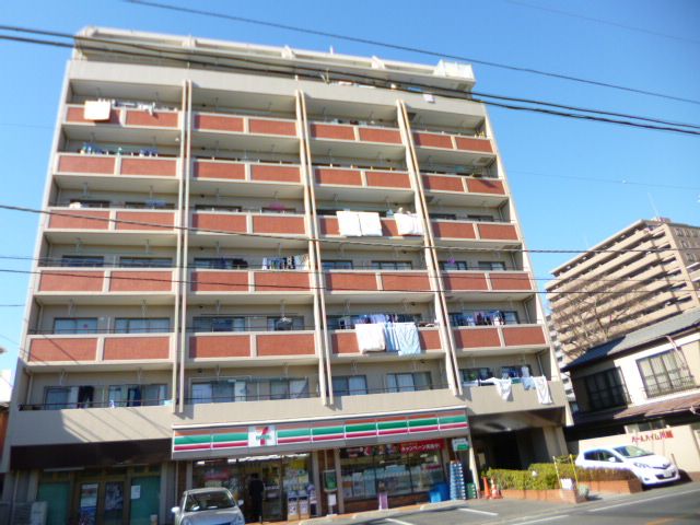 Convenience store. 300m to Seven-Eleven (convenience store)