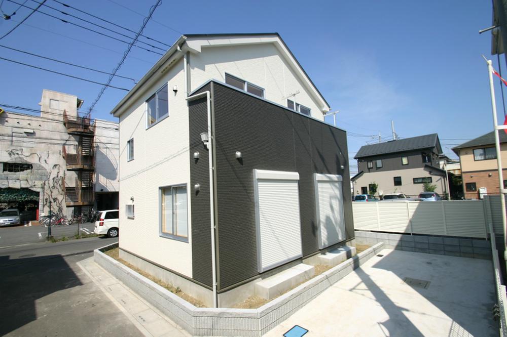 Local photos, including front road. Reference: construction cases