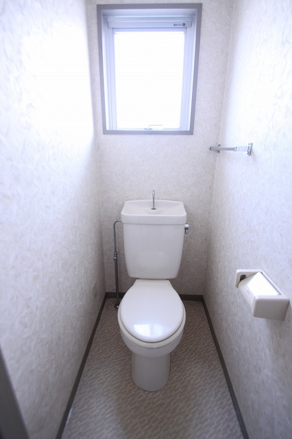 Toilet.  ■ It will be another of the room photo of the same properties.