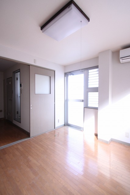 Other room space.  ■ It will be another of the room photo of the same properties.