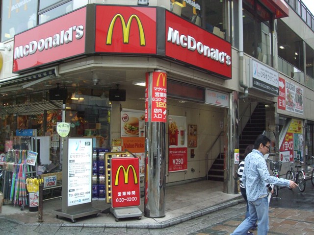 restaurant. 600m to McDonald's (restaurant)