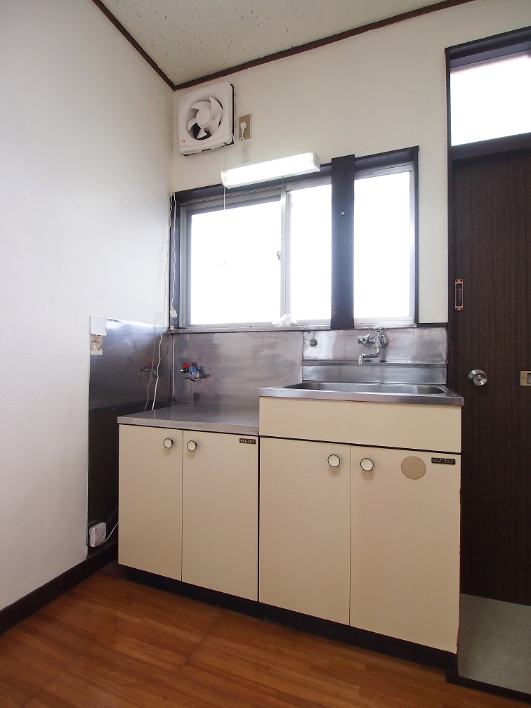 Kitchen. Gas stove can be installed in the kitchen