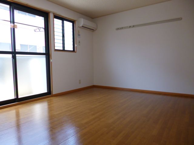 Living and room. Please spent relaxing in the spacious rooms.