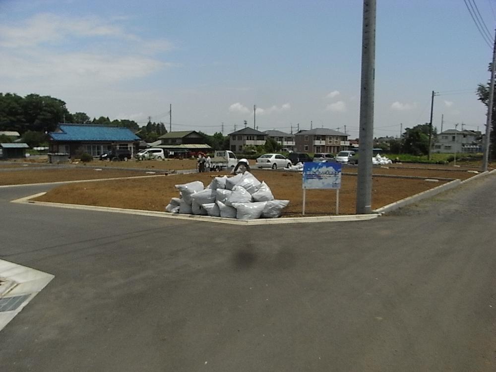 Local photos, including front road. Front road 5m.