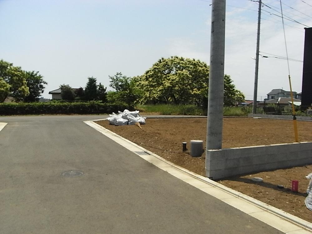 It corresponds to the corner lot.