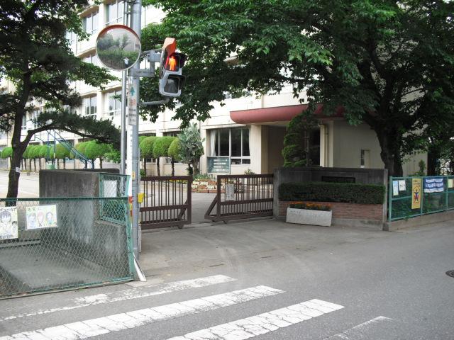 Primary school. It is also a wide 1877m lush schoolyard to Kawagoe Municipal Kasumigaseki Nishi Elementary School.