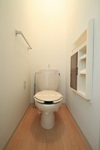Toilet. Apamanshop Tsurugashima shop TEL: 049-233-7511