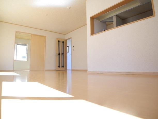 Same specifications photos (living). Same manufacturer construction cases