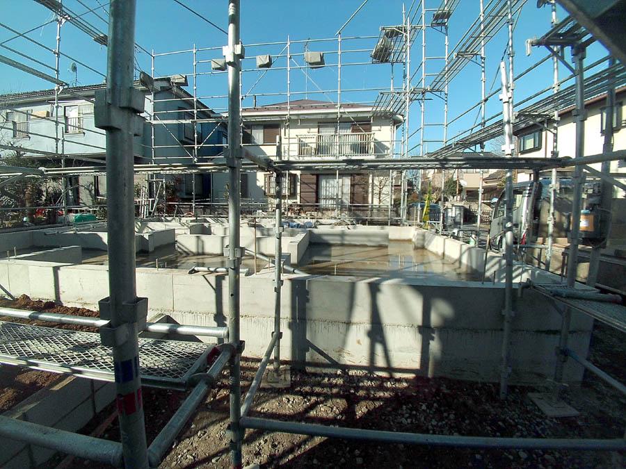 Local photos, including front road. We offer the same use the finished model house of this property. Please feel free to contact us. 