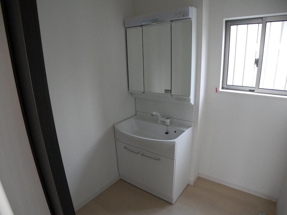 Wash basin, toilet. ● fine basin space