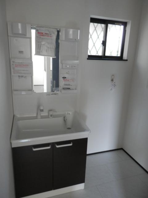 Wash basin, toilet. Local (June 2013) Shooting