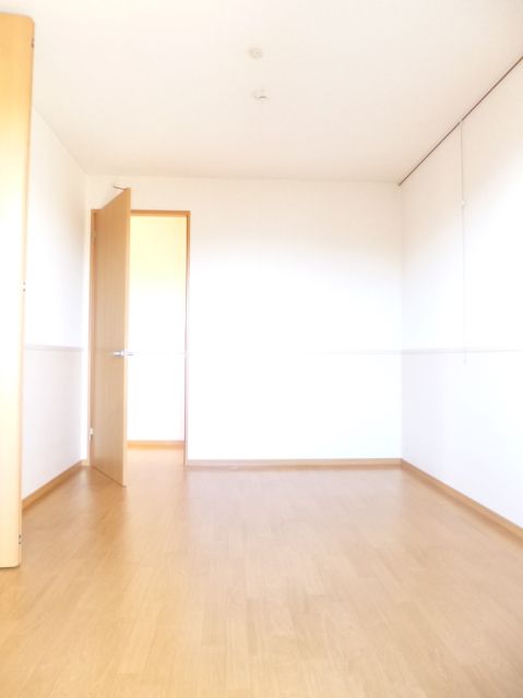 Living and room. The bedroom is also large and beautiful ☆