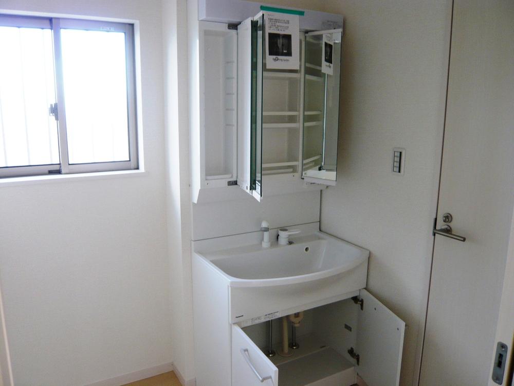 Wash basin, toilet. Indoor (12 May 2013) Shooting