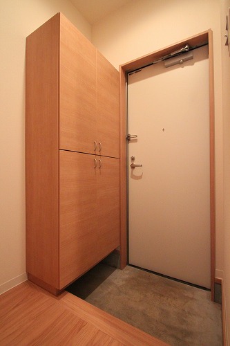 Entrance. Same building ・ It is a photograph of another room.